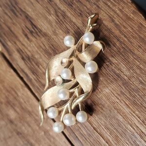 B818 vintage crown trifari missing two pearls brooch easy fix collectible